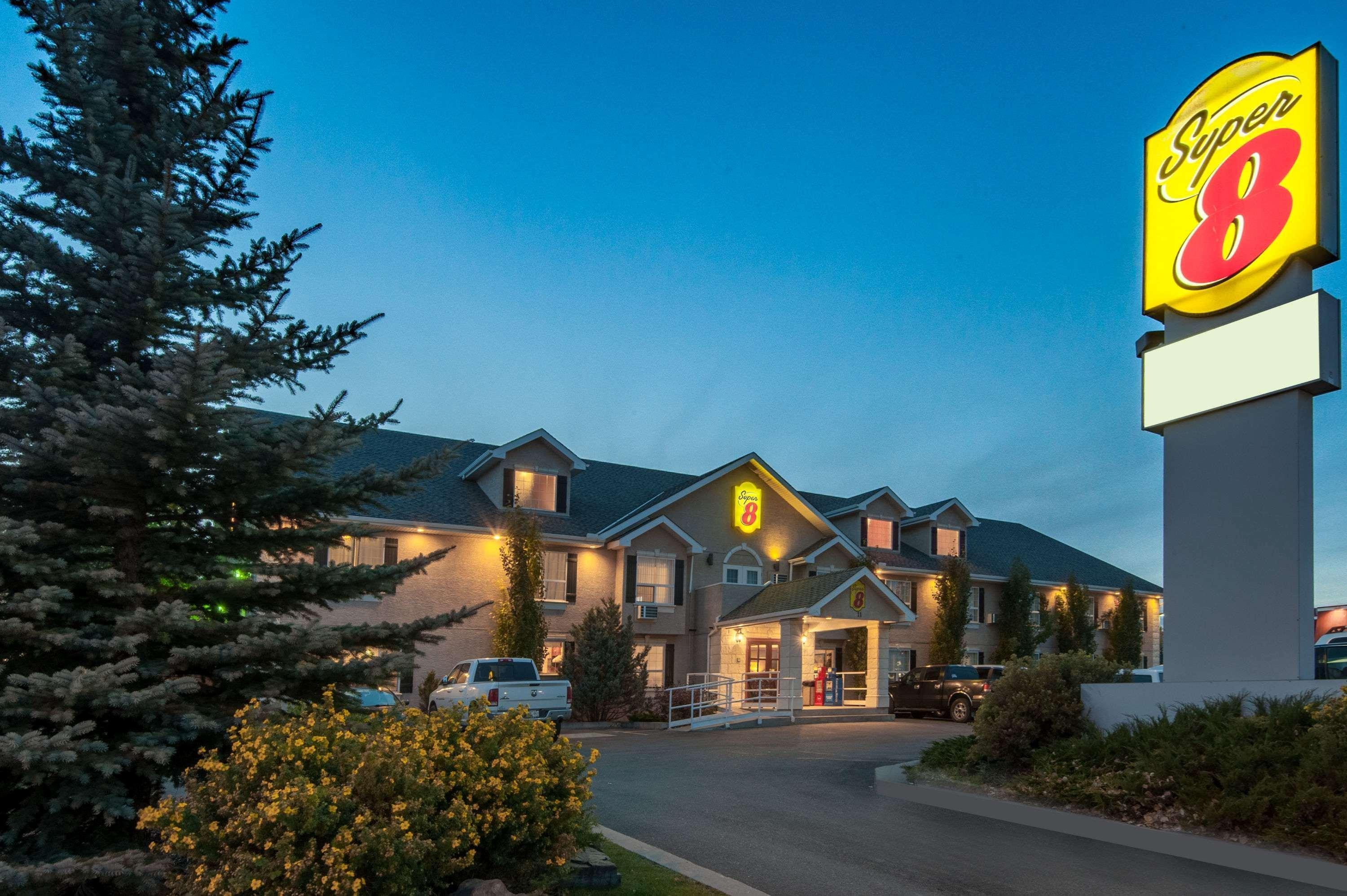 Super 8 By Wyndham Cochrane Exterior foto