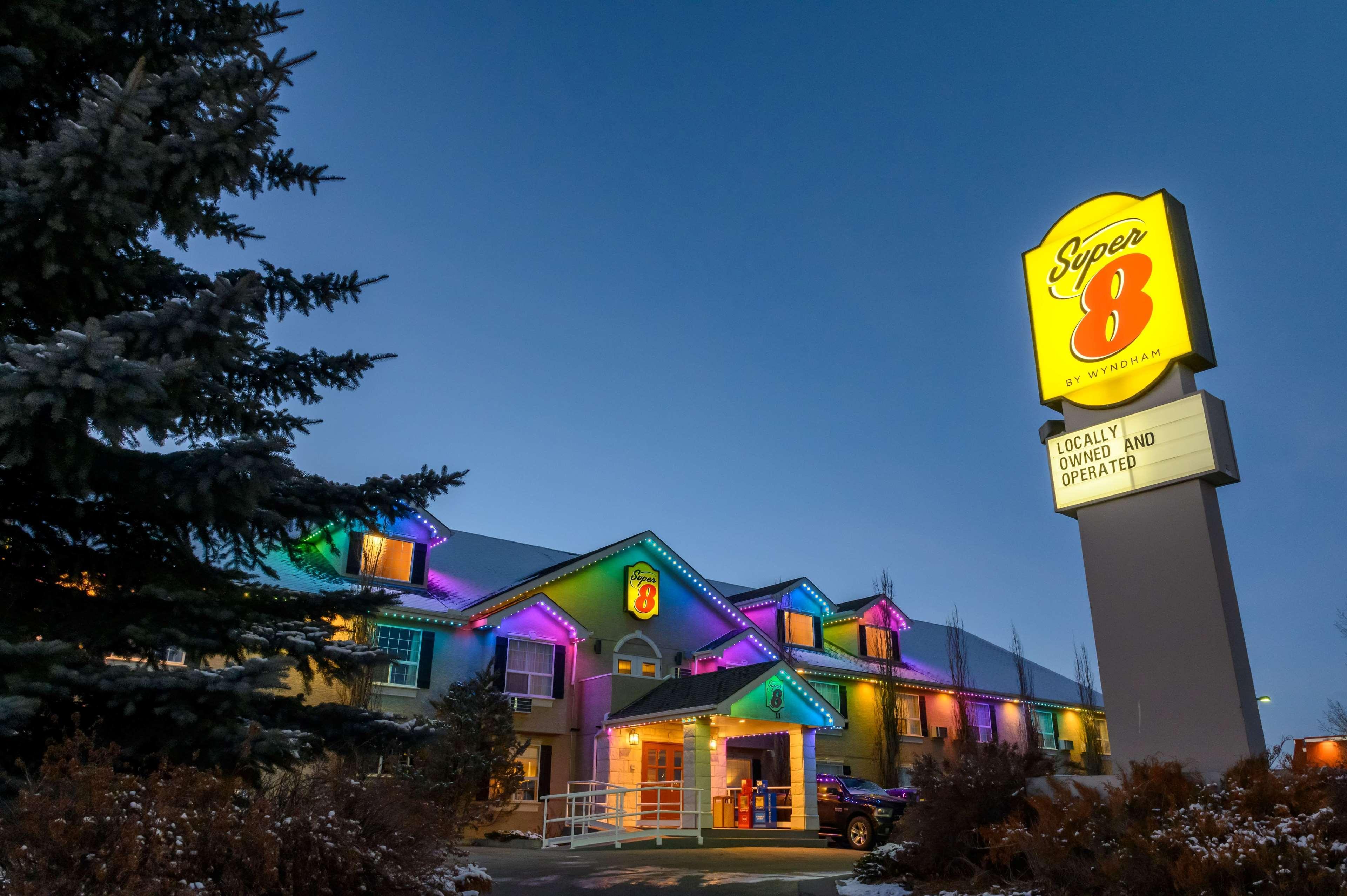 Super 8 By Wyndham Cochrane Exterior foto