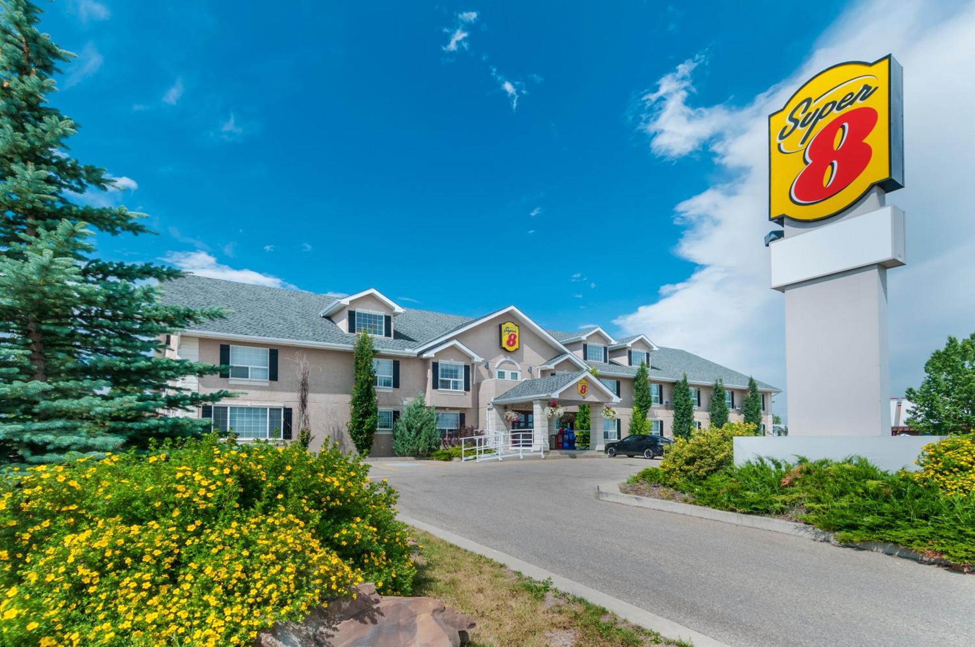 Super 8 By Wyndham Cochrane Exterior foto